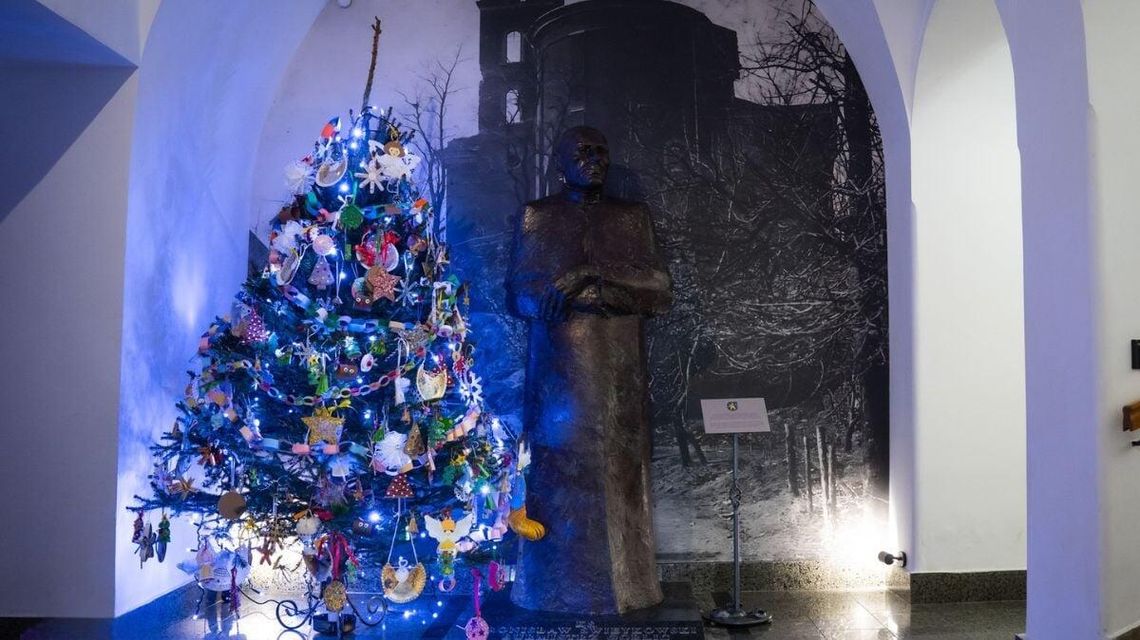 Zdjęcie przedstawia choinkę w Ratuszu