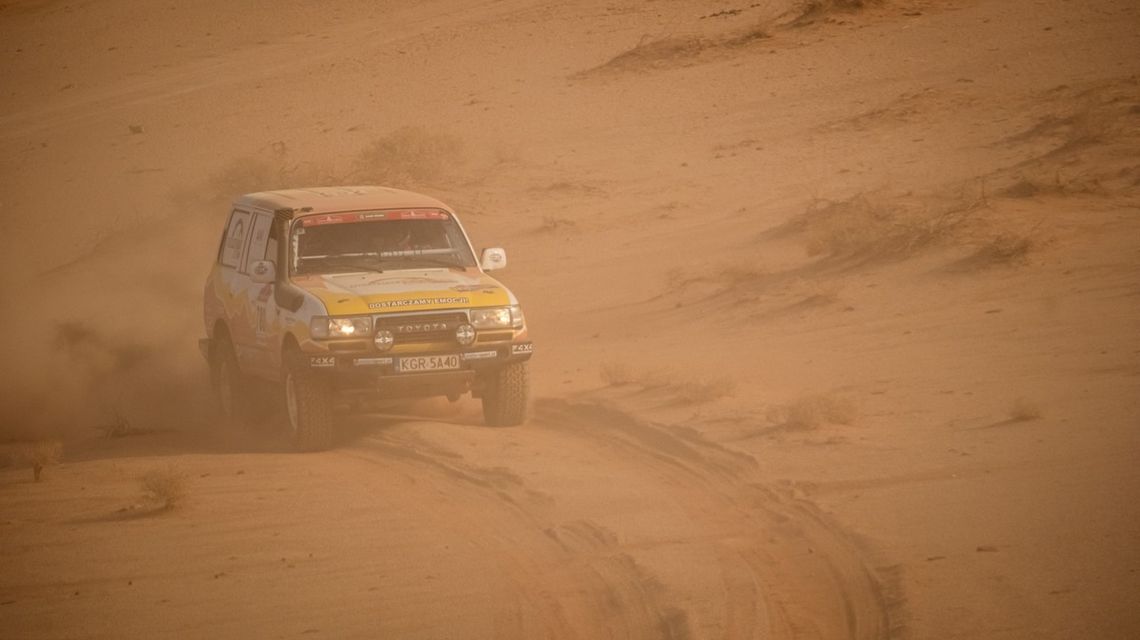 Co słychać na Rajdzie Dakar 2026? Nasi jadą już kolejny dzień zdjęcie przedstawia samochód jadący po piasku pustyni