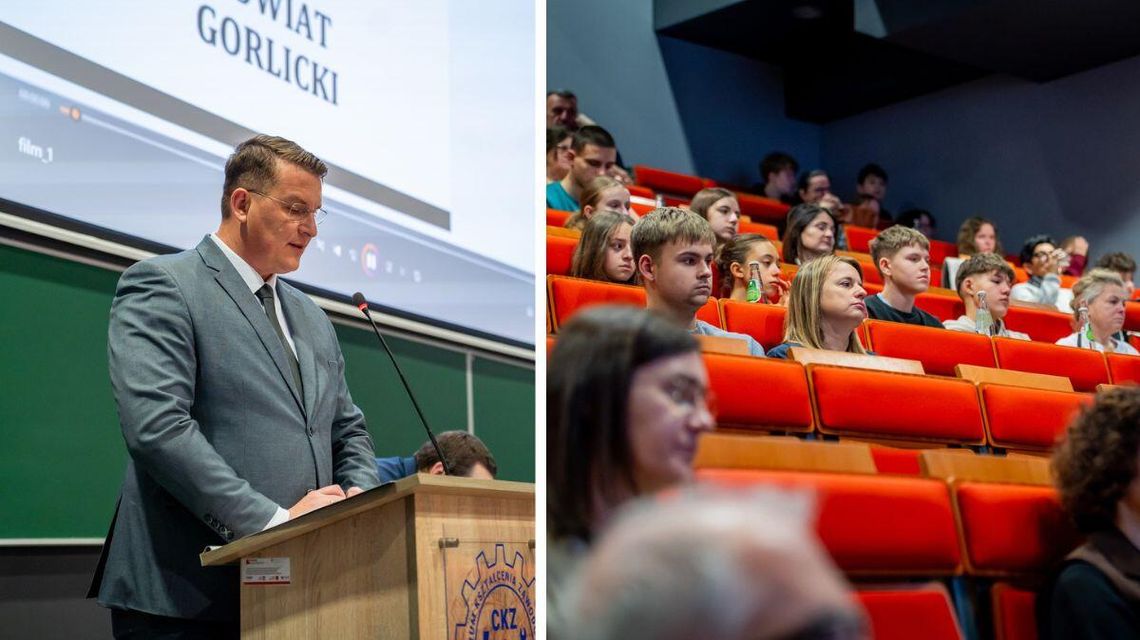 Zdjęcie przedstawia publiczność oraz starostę Marcina Krzemińskiego