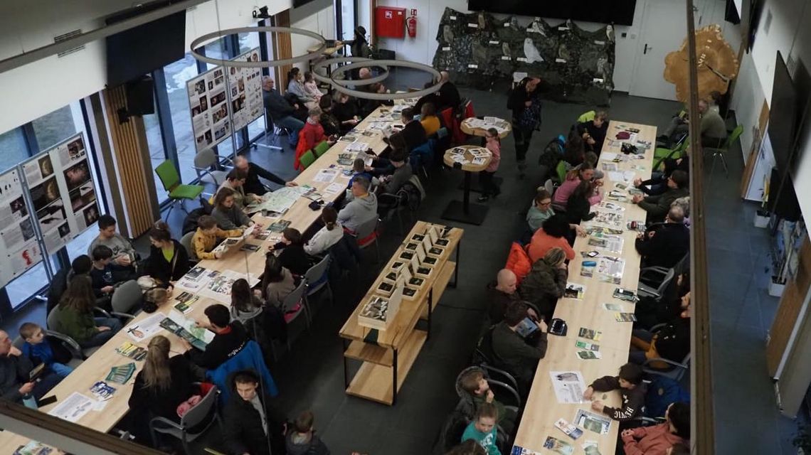 zdjęcie przedstawia salę ze stołami, za którymi siedzą ludzie, widok z góry