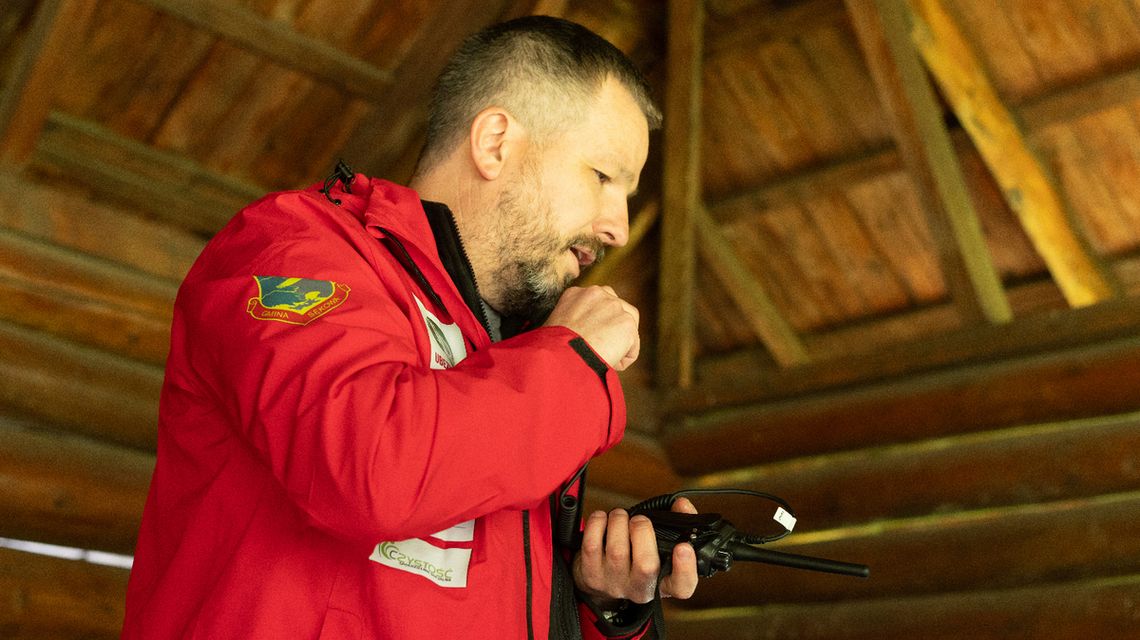 zdjęcie przedstawia mężczyznę z krótkfalówką