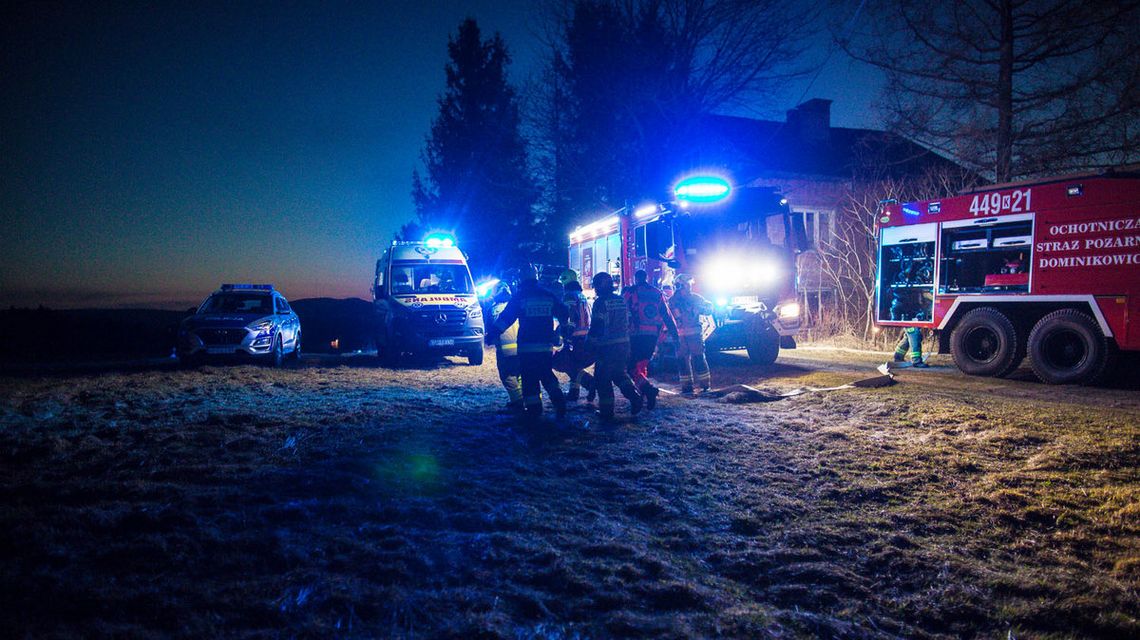 zdjęcie przedstawia strażaków niosących nosze