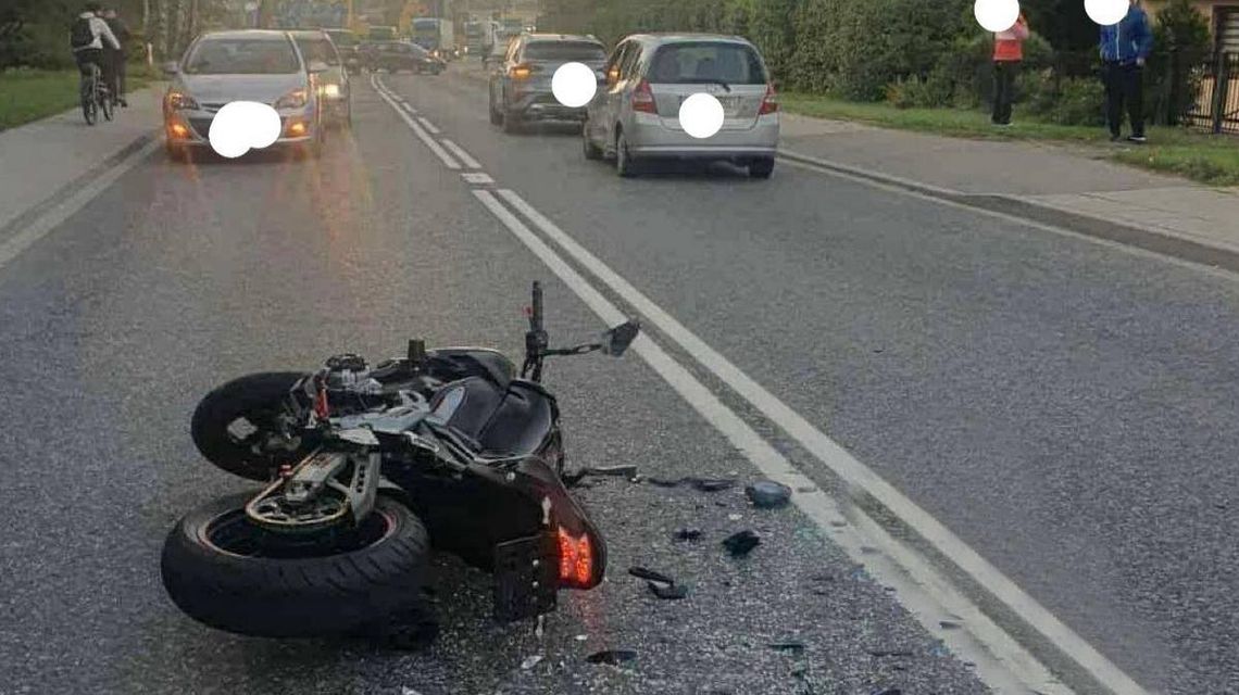 zdjęcie przedstawia motocykl na ziemi