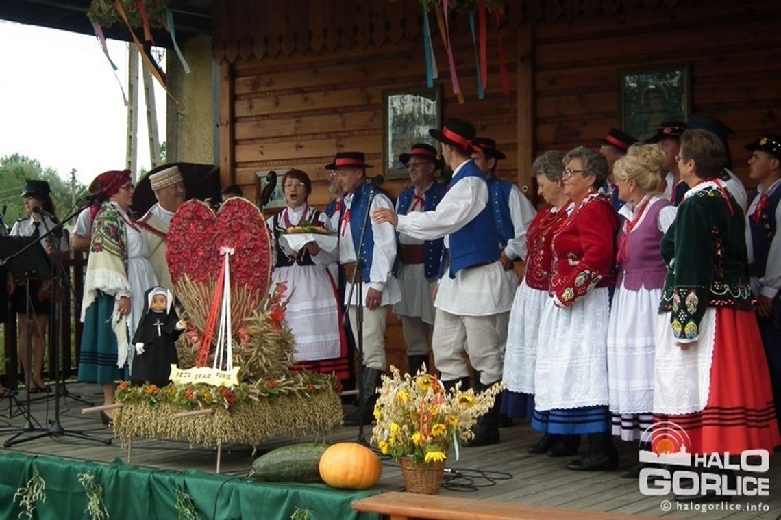 Czas na dożynki. Pierwsze świętowały Dominikowice.