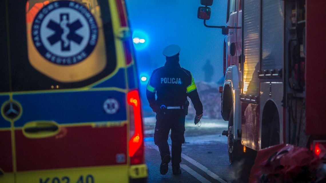 Czemu pijemy i wsiadamy za kierownicę? Najcięższe grzechy gorlickich kierowców zdjęcie przedstawia policjanta idącego pomiędzy wozami strażackimi