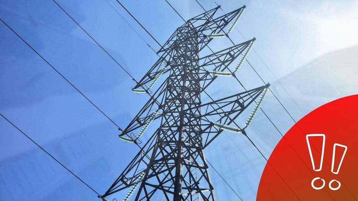 zdjęcie przedstawia słupy energetyczne