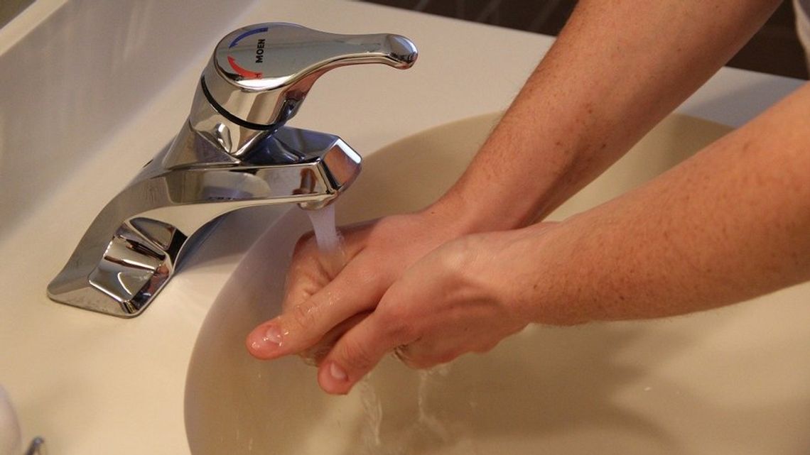 Często myjmy ręce i zachowajmy podstawowe zasady higieny osobistej.
