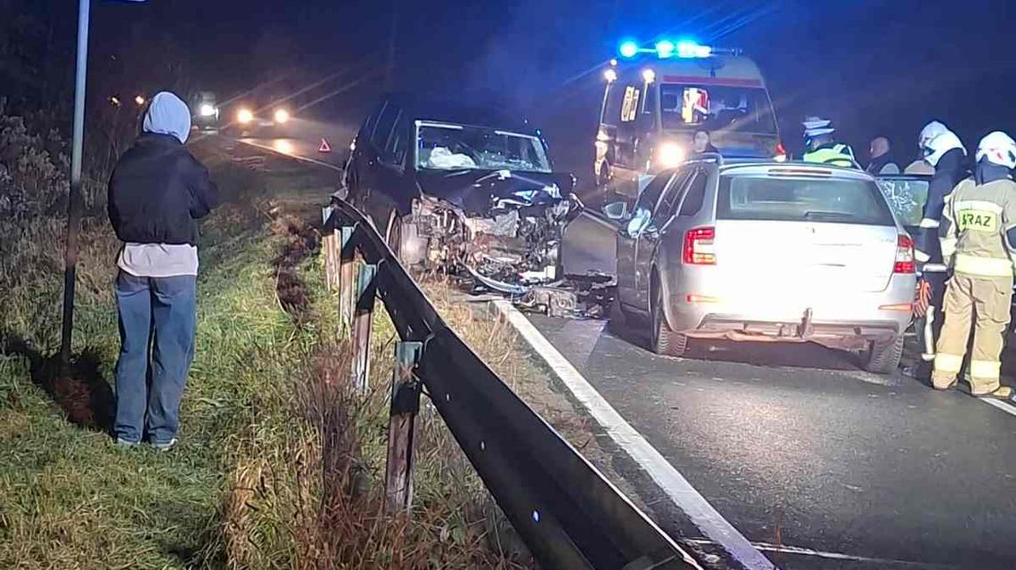 zdjęcie przedstawia dwa samochody stojące na jezdni