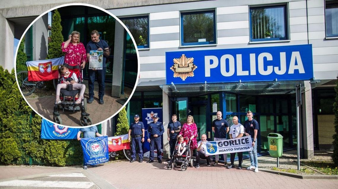 zdjęcie przedstawia grupę osób przed budynkiem komendy policji w gorlicach