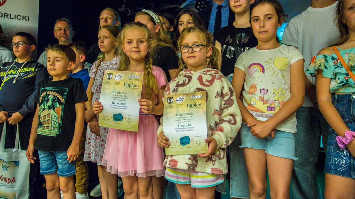 grupa dziewczynek z dyplomami na scenie konkursu w mdk gorlice