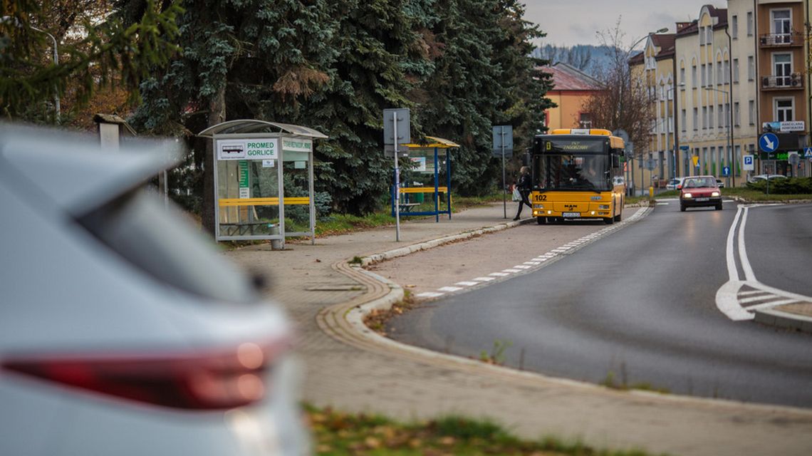 Czy Gorlice doczekają się nowoczesnego miejsca obsługi pasażerów? Miasto nie może wybudować dworca zdjęcie przedstawia przystanek autobusowy w mieście gorlice, autobus stoi w wysepce, obok dwie wiaty dla pasażerów