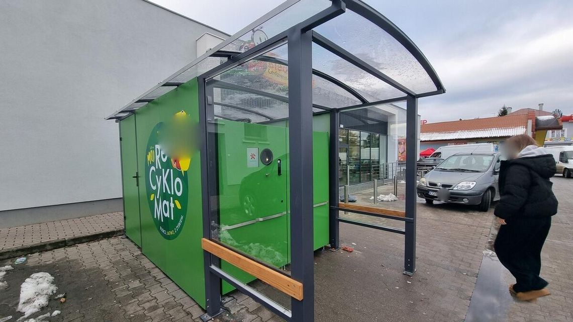 zdjęcie przedstawia zieloną maszynę przed marketem w Gorlicach