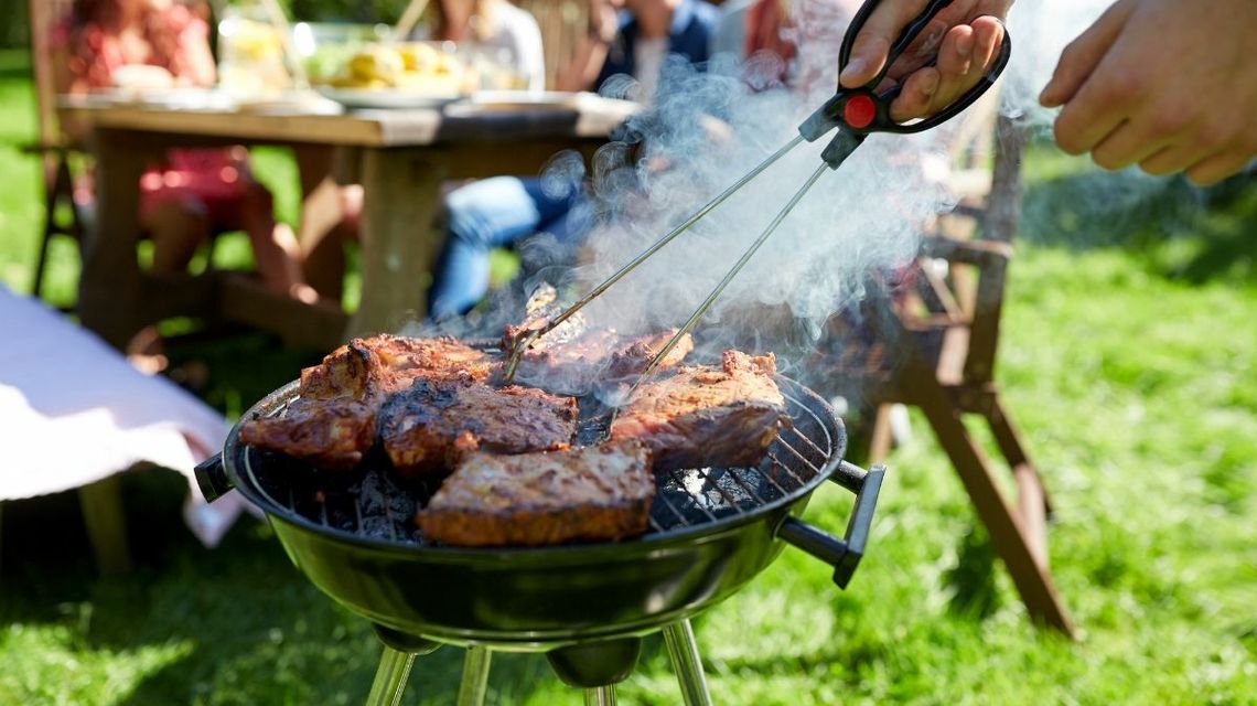 grill na którym smaży się mięso