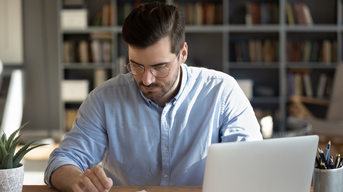 zdjęcie przedstawia mężczyznę przed komputerem