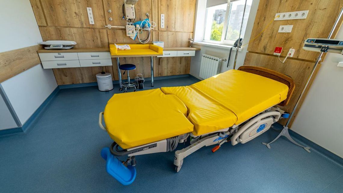 zdjęcie przedstawia łóżko porodowe w szpitalu