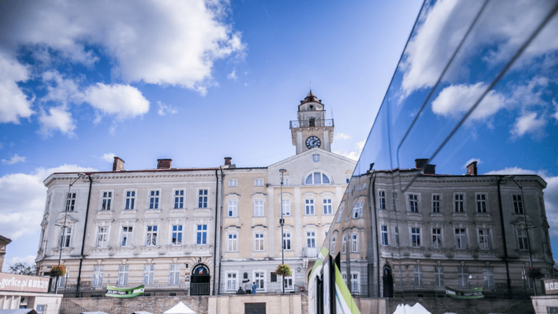 zdjęcie przedstawia gorlicki ratusz na rynku
