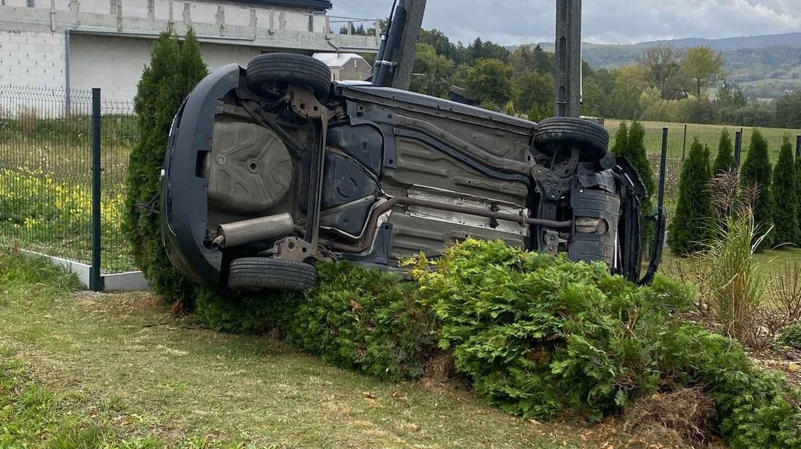 samochód leżący na boku na posesji