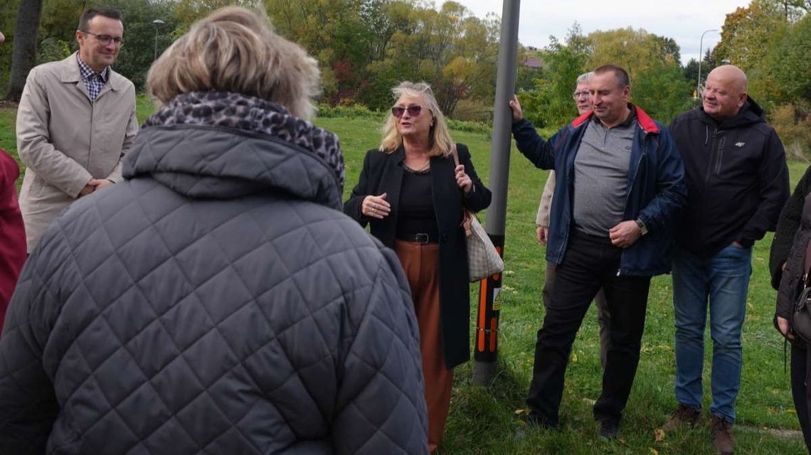 Delegacja z Ukrainy odwiedziła Sękową. Samorządowcy poznali lokalne inwestycje grupa osób stojąca na trawie