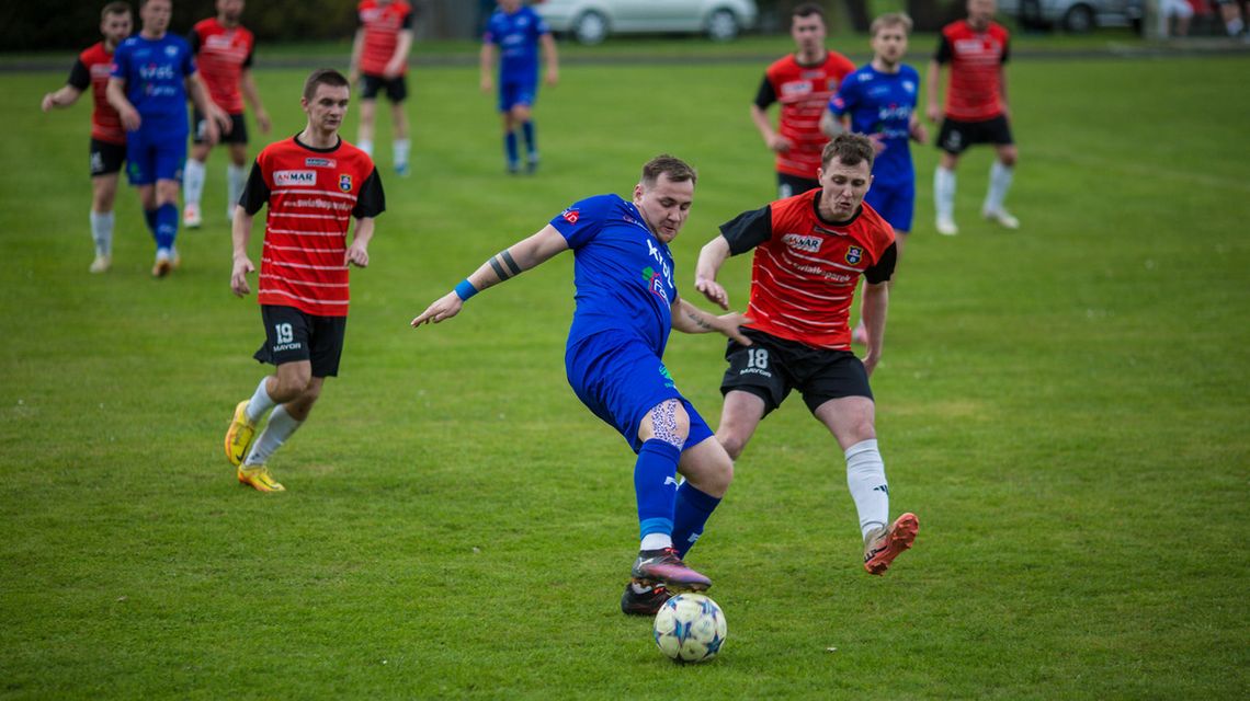 zdjęcie przedstawia piłkarzy na boisku