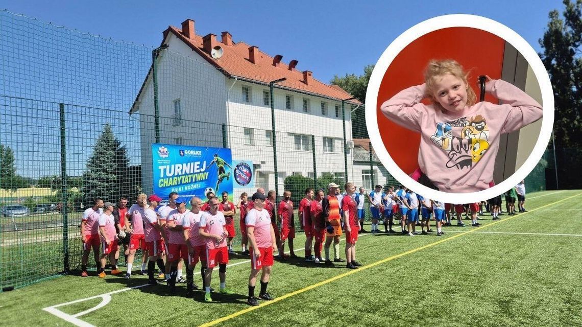 zdjęcie przedstawia grupę osób na boisku