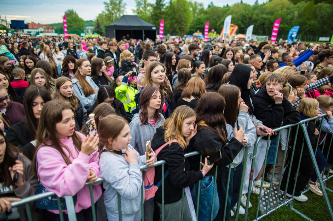 zdjęcie przedstawia dużą grupę ludzi