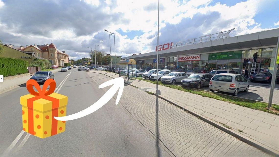 Do kogoś św. Mikołaj przyjdzie dwa razy. Na ul. Węgierskiej znaleziono pakunek prezentowy zdjęcie przedstawia prezent, strzałkę wskazującą na przystanek