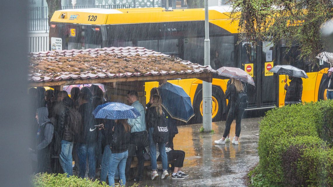 ludzie czekający na przystanku autobusowym w gorlicach