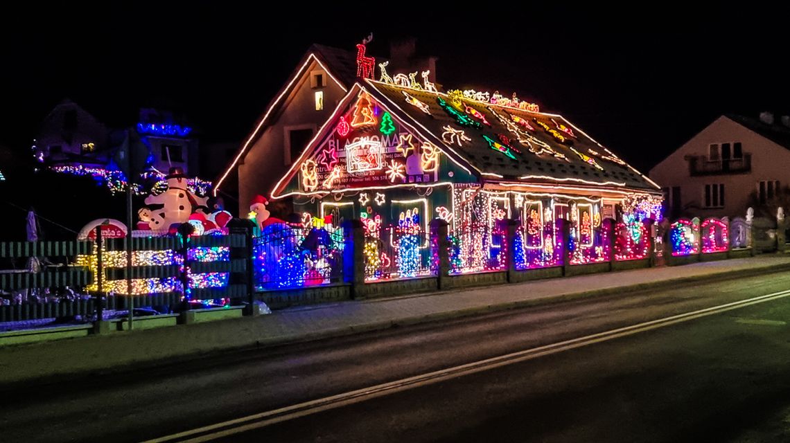 zdjęcie przedstawia dom rozświetlony światełkami
