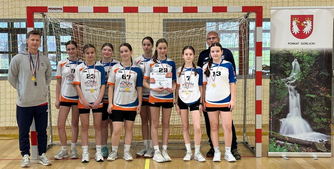 zdjęcie przedstawia drużynę kobiet