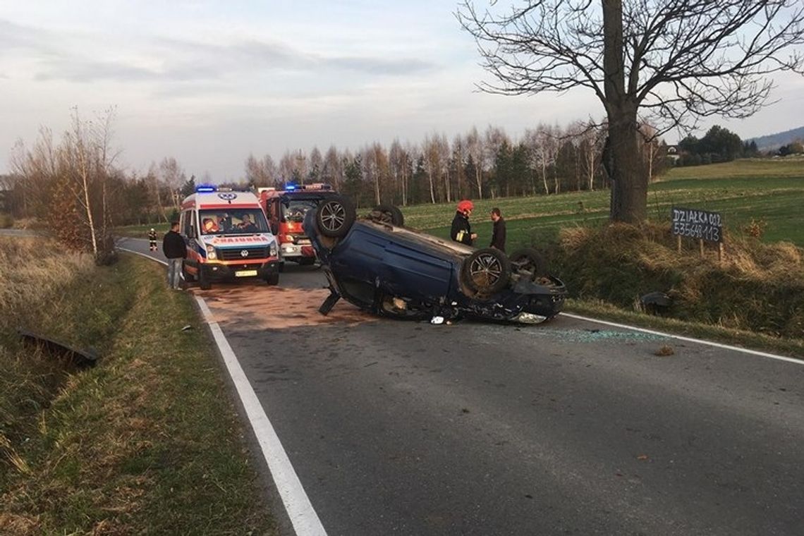 Dominikowice. Ford zakończył jazdę na dachu. [zdjęcia]