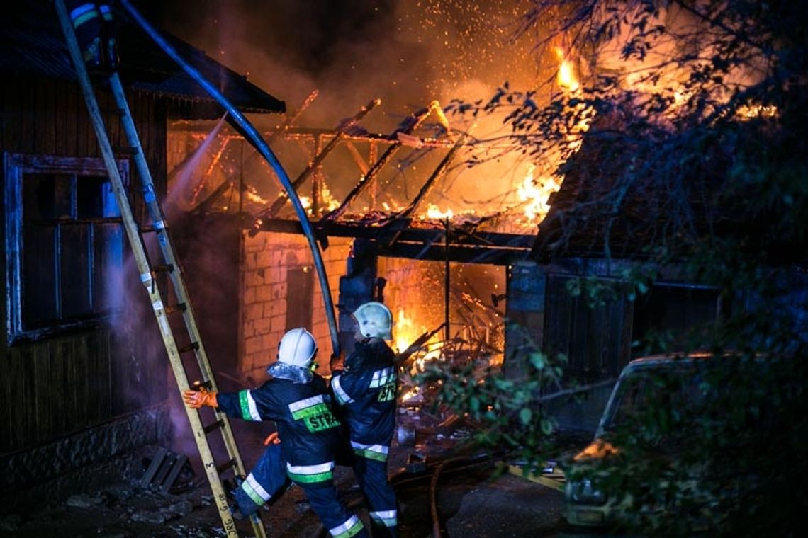 Dominikowice. Pożar zabudowań. Na miejscu kilka zastępów strażaków.