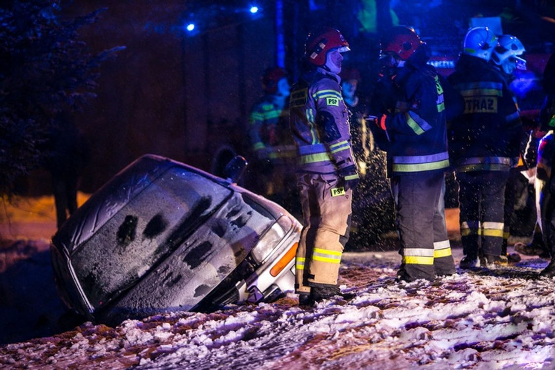 Dominikowice. Samochód wpadł do rowu. Jedna osoba poszkodowana. [ZDJĘCIA]