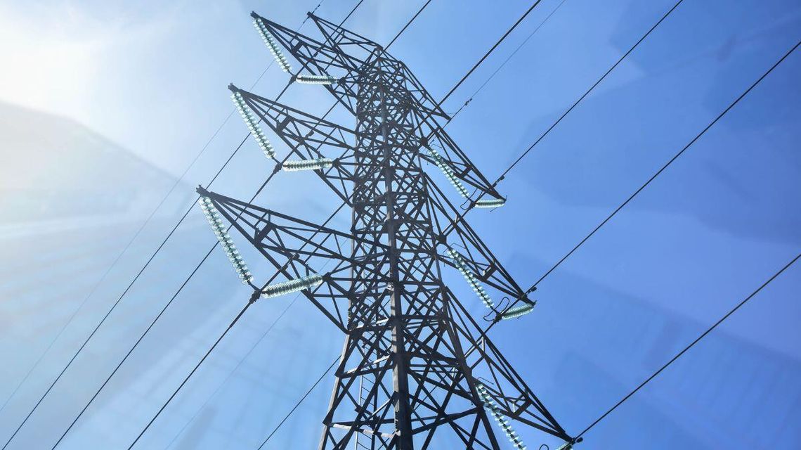 Dostawca energii wraca do pracy, a to oznacza wyłączenia prądu w Gorlicach zdjęcie przedstawia słup energetyczny