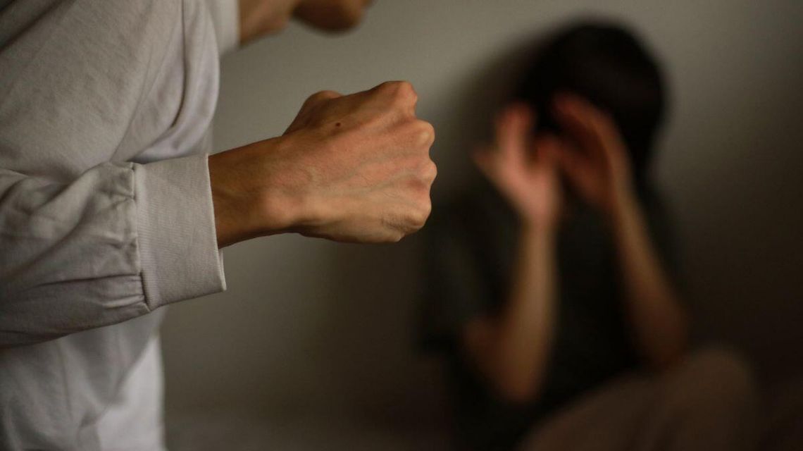 Zdjęcie przedstawia przemoc