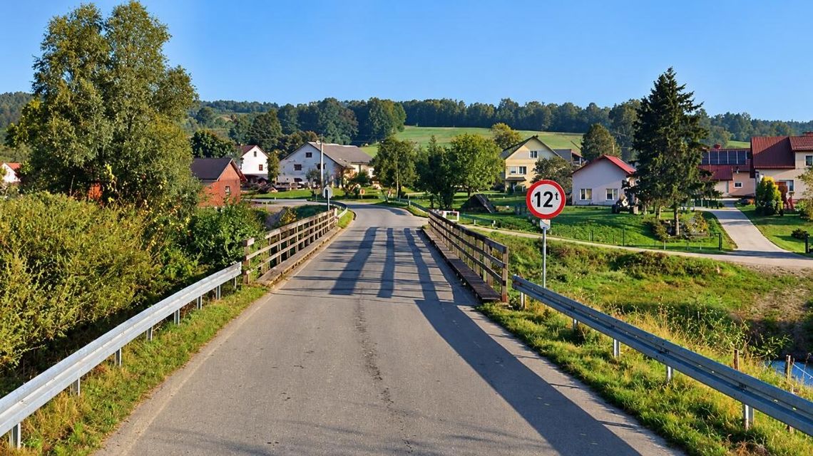 droga z mostem w otoczeniu zabudowań