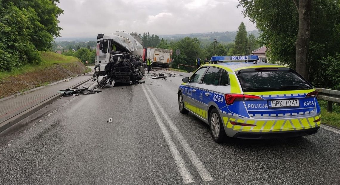 rozbity samochód ciężarowy i radiowóz policji