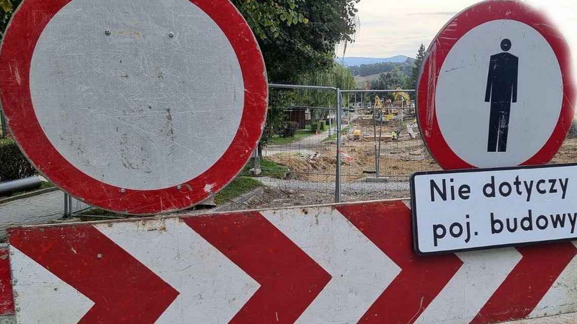 zdjęcie przedstawia znaki zakazu podczas remontu ulicy