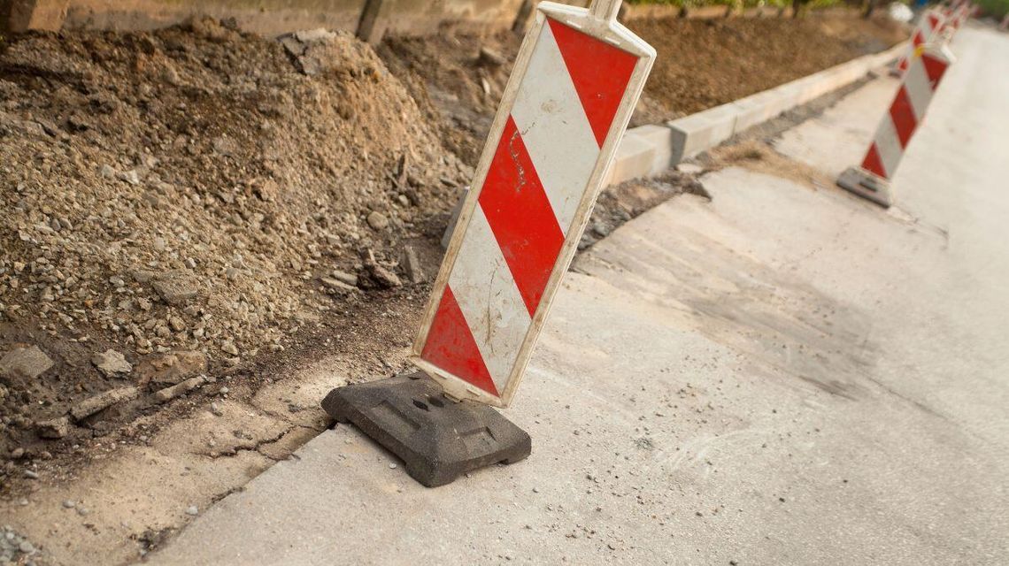 Ważna droga między Gorlicami a Kobylanką zostanie zamknięta. Utrudnienia potrwają kilka miesięcy Zdjęcie przedstawia tablicę ostrzegawczą biało-czerwoną ustawioną na drodze