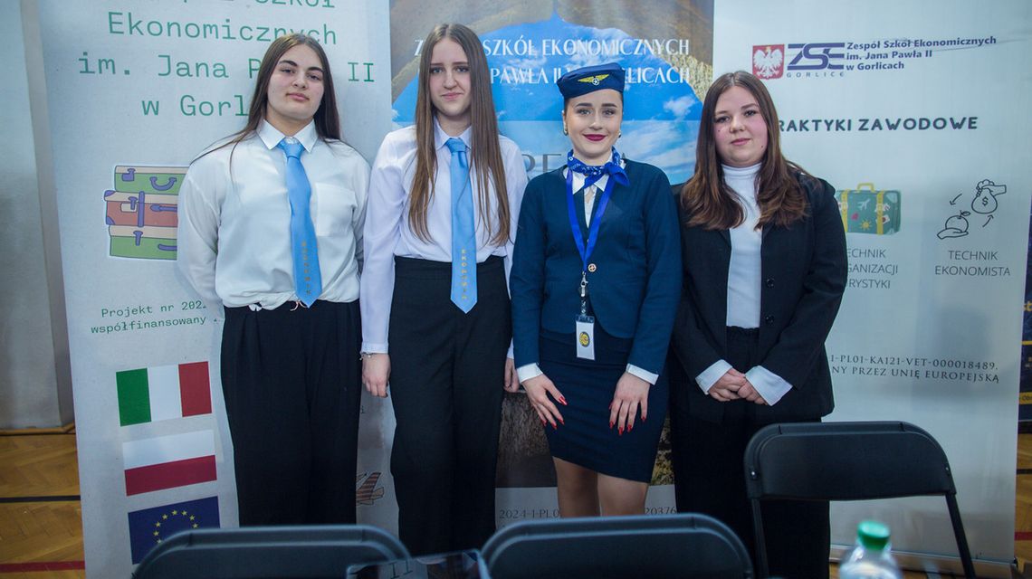 zdjęcie przedstawia cztery kobiety