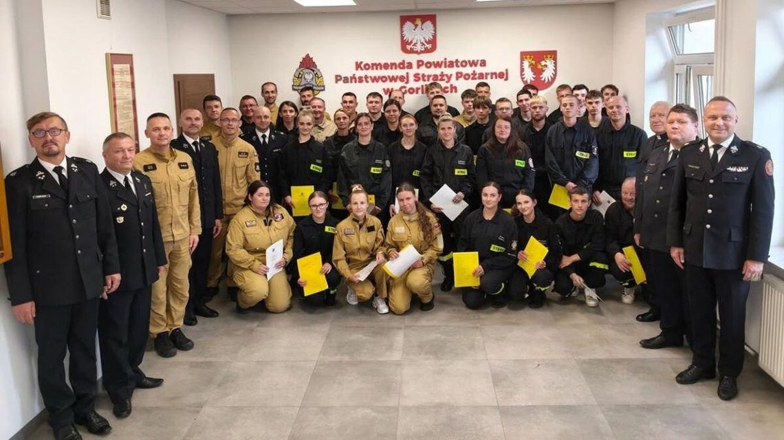 Zdjęcie przedstawia strażaków ratowników w pomieszczeniu