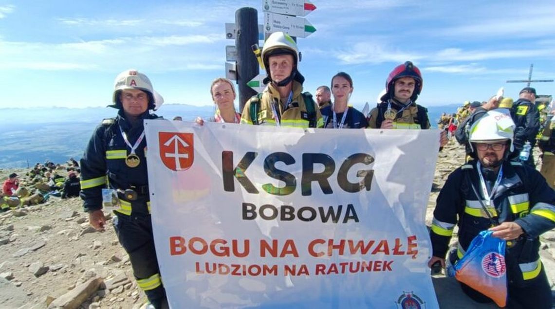 zdjęcie przedstawia grupę strażaków trzymających baner