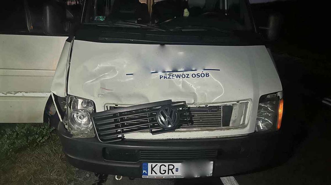 zdjęcie przedstawia przednią maskę i szybę samochodu typu bus, jest pognieciona od zderzenia z jeleniem