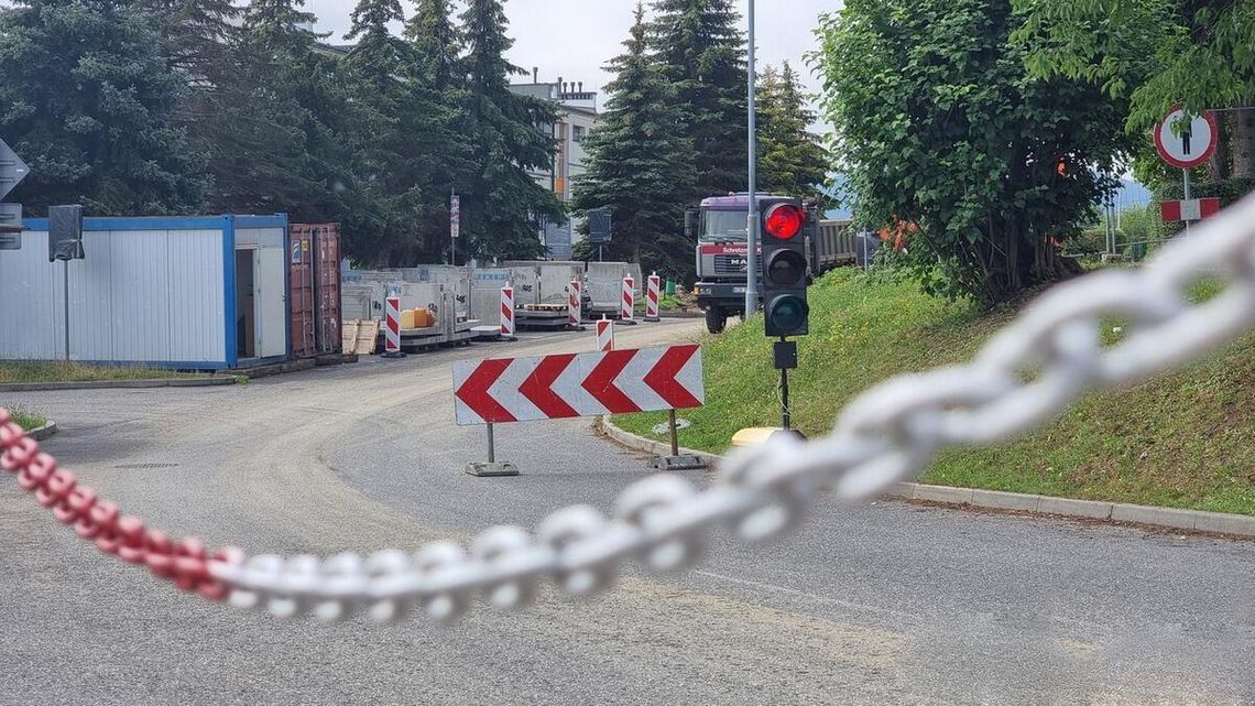 zdjęcie przedstawia sygnalizację świetlną na ulicy