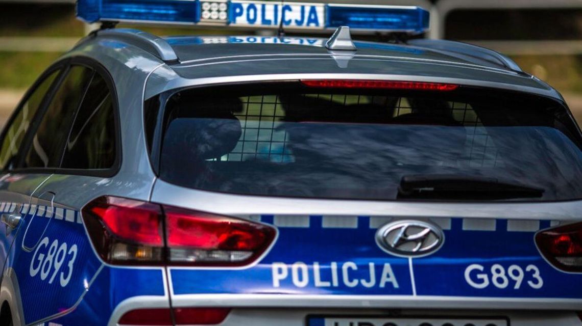 Dwaj „odbieracy” zatrzymani w powiecie gorlickim. Próbowali oszukać kolejną seniorkę Zdjęcie przedstawia smochód policyjny