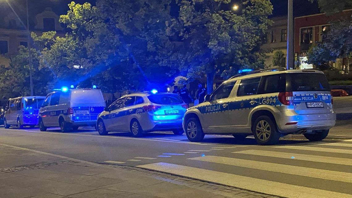 zdjęcie przedstawia radiowozy policji stojące na drodze