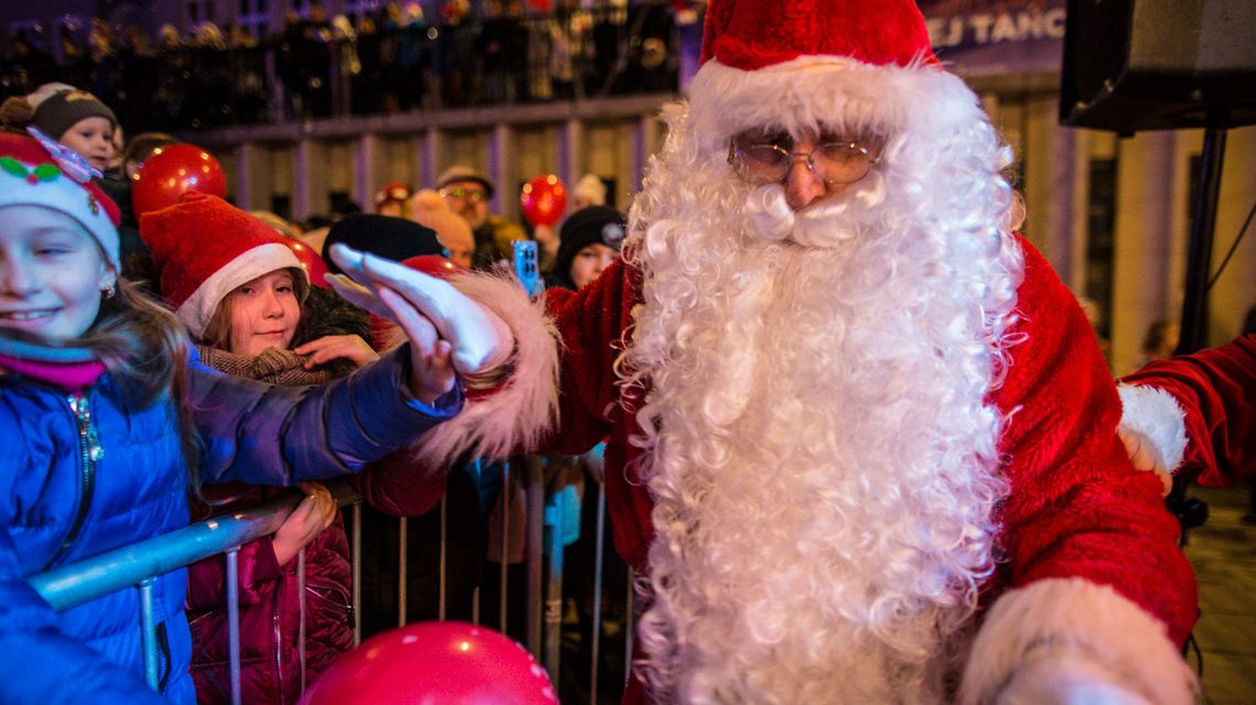 zdjęcie przedstawia mikołaja z dziećmi