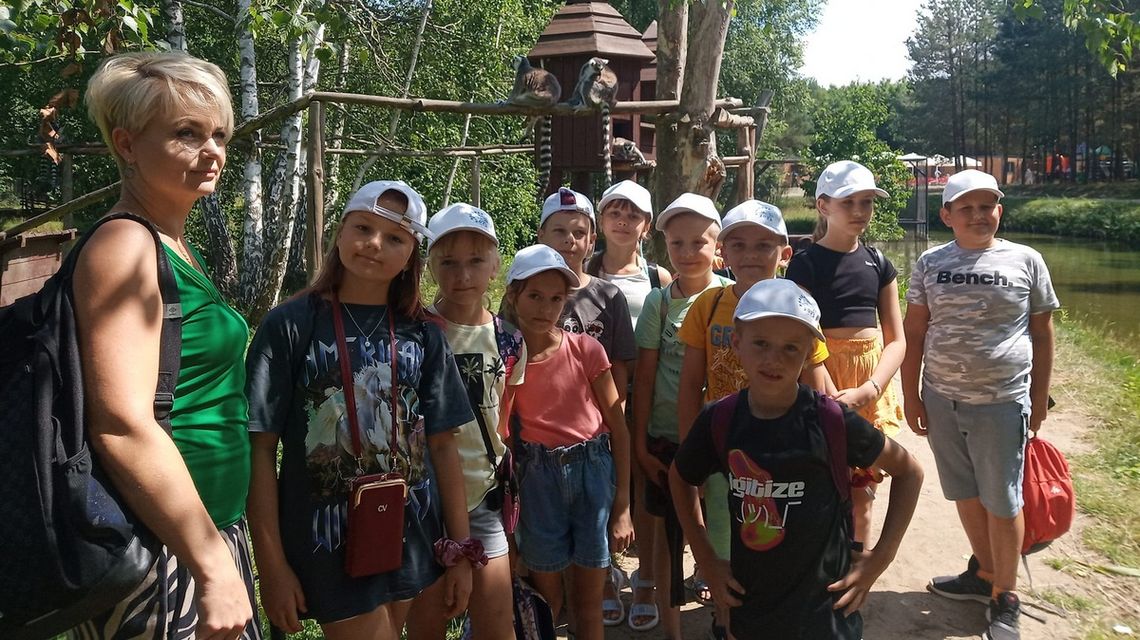 dzieci z opiekunką podczas kolonii letniej w Darłówku