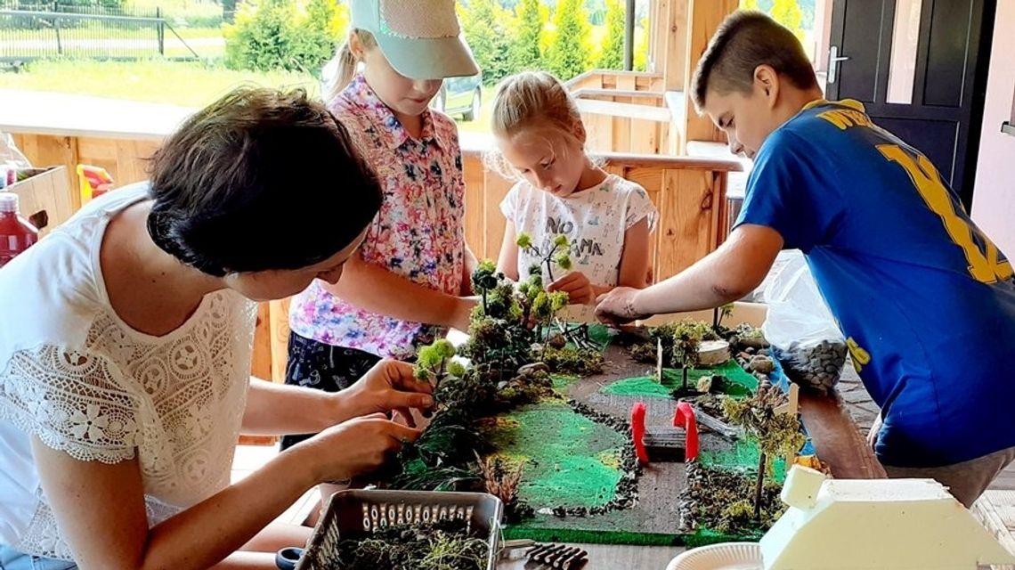 Dzieciaki z Ropicy Górnej stworzyły makietę swojej wsi i leśne kompozycje z sówkami