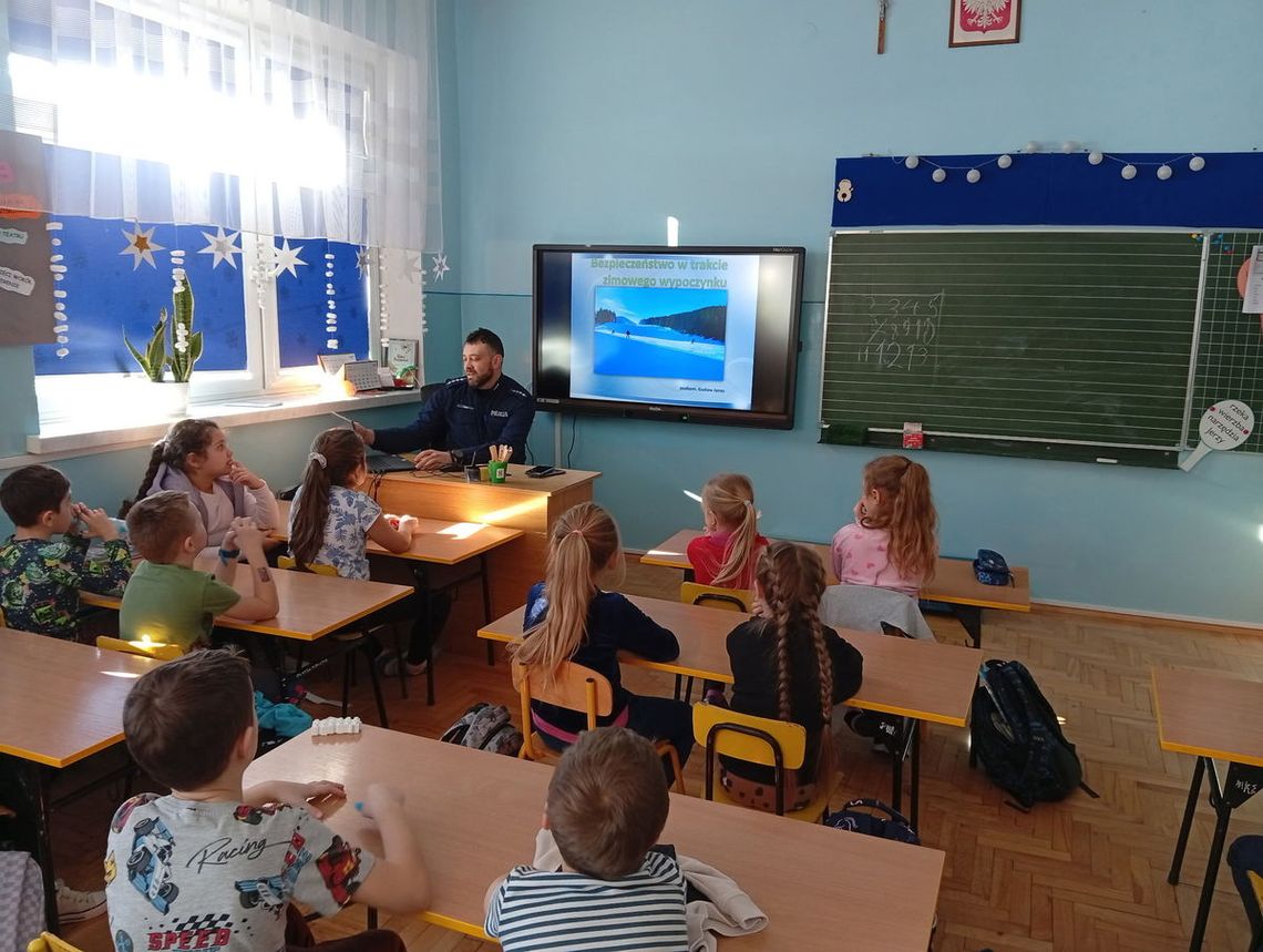 zdjęcie przedstawia klasę z uczniami i policjantem