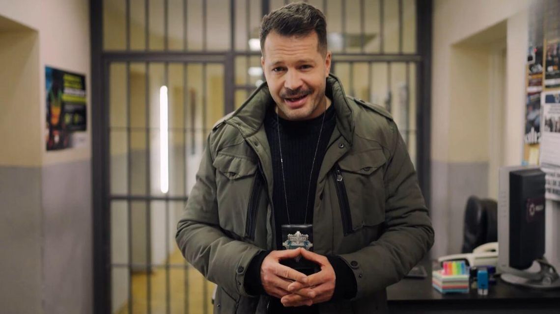 zdjęcie przedstawia mężczyznę z policyjną odznaką